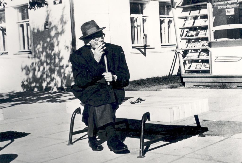 Friedebert Tuglase smokestunt in front of Paide's new restaurant in 1967.