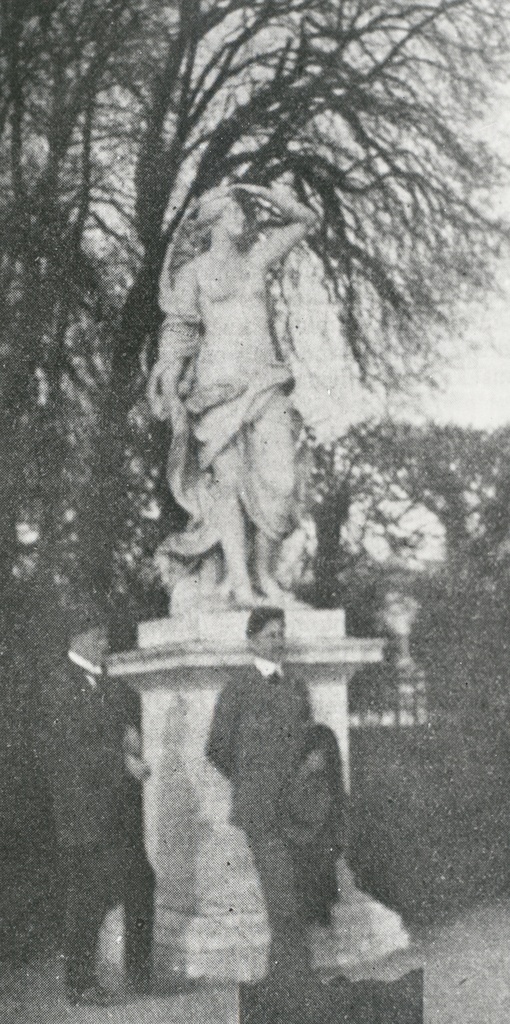 From the left: f. Tuglas and f. Kull in Versailles park. From the book: Ferdinand Kull, Mooses and Bohemans (Tln. 1933) pp. 153