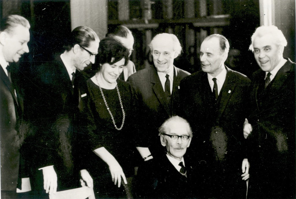 On the 80th birthday of f. Tuglase 1966, a, V. Beekman, R. Parve, d. Vaarandi, R. Sirge, p. Rummo, g. Ernesaks, f. Tuglas (sides)