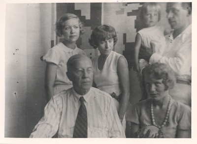 Eduard Vilde, Aurora Semper, pr. Jõesaar, Emilie Vares-Barbarus and the daughter of Johannes Semper in Pärnu in the summer of 1932  duplicate photo