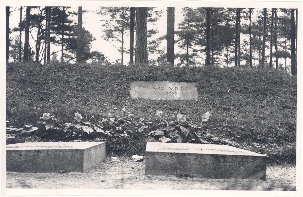 Vilde, Eduard, grave at the Forest Hall in Tallinn