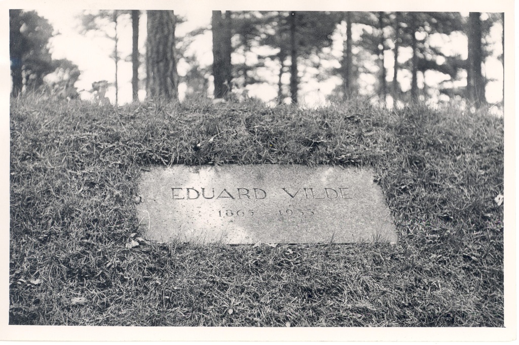 Vilde, Eduard, monument board at the Metsakalmist in Tallinn