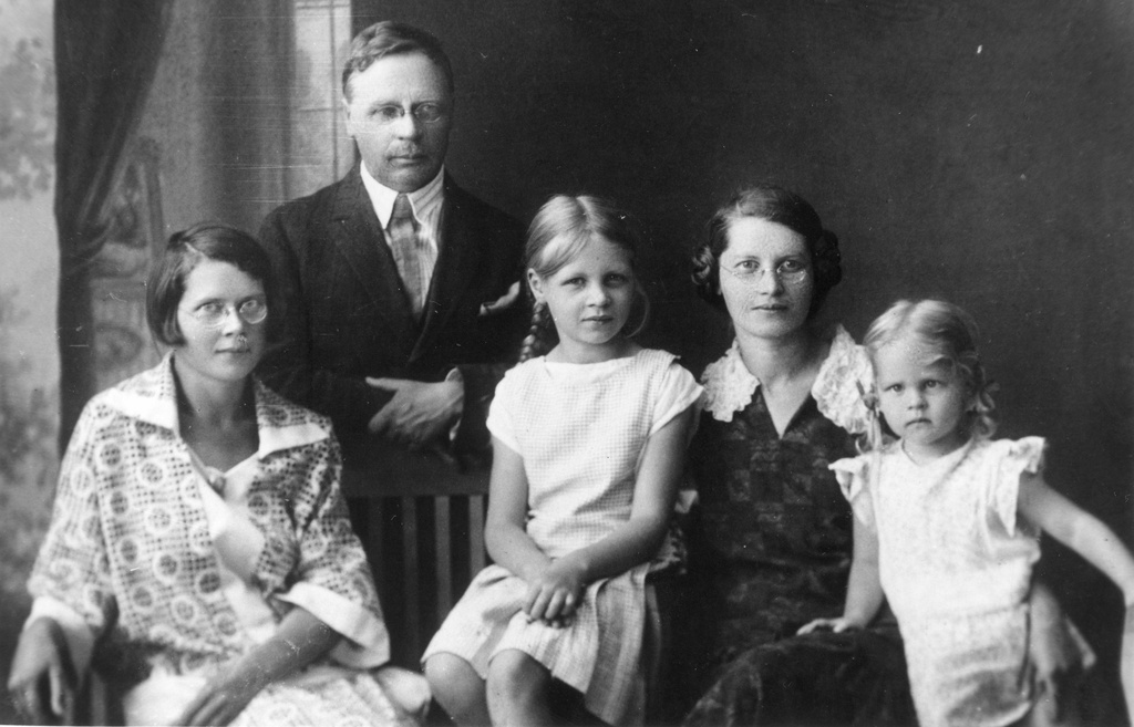 Ed. Hubel with the family [1927]