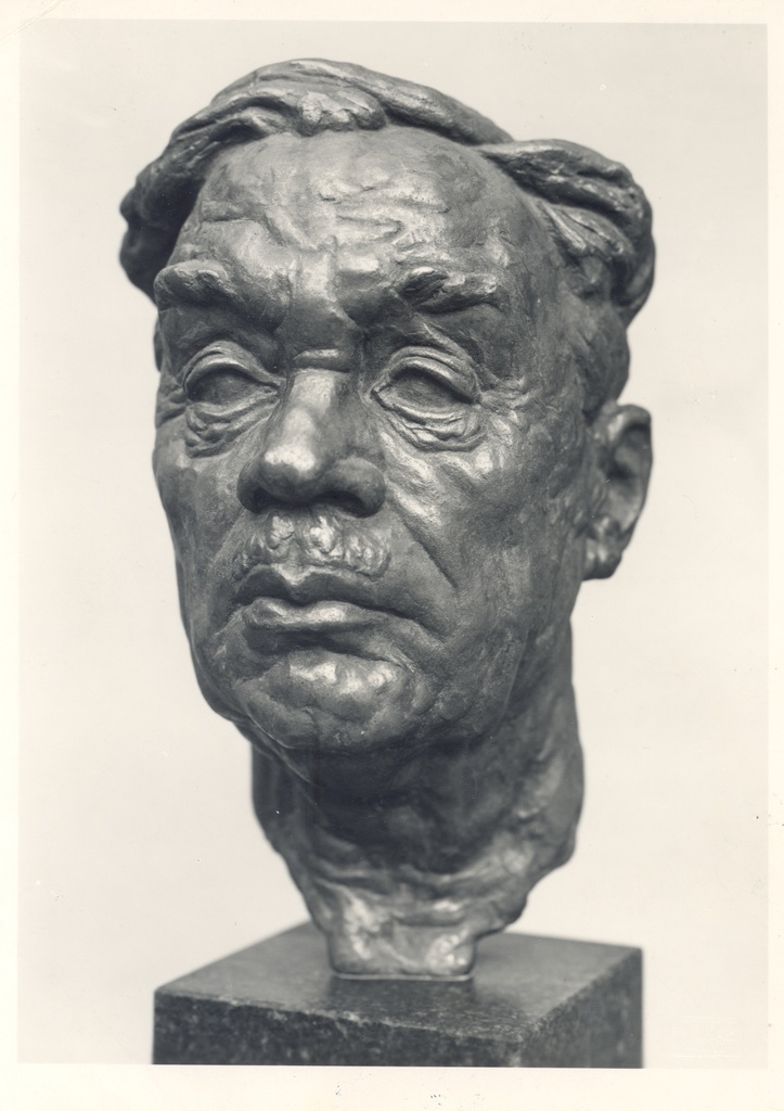 Ed. In front of the Hubel Portrait. Sculptor f. Sannames
