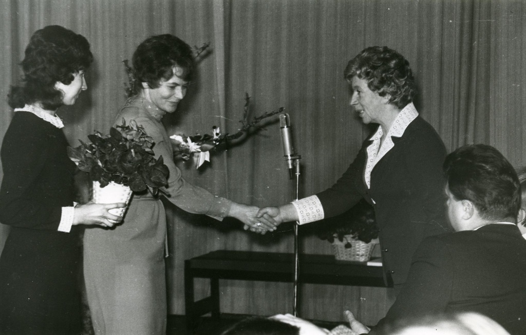 The 60th anniversary of the Kersti Merilaasi in the House of Writers 7. XII 1973 Jubilari congratulations to Ave Alavain