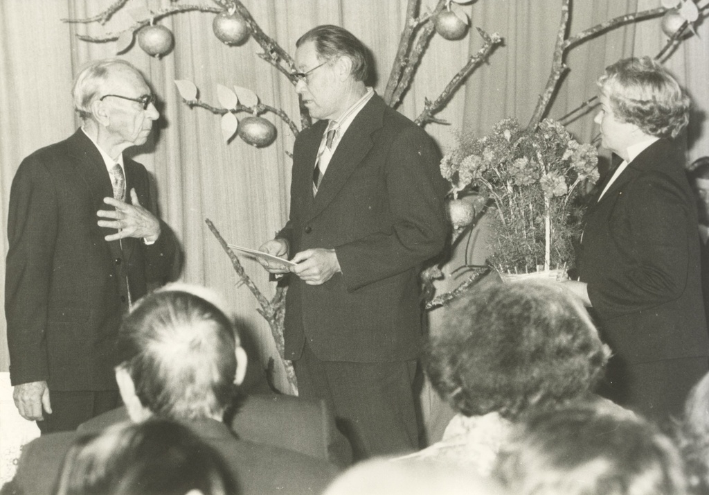 Mart Raud on his 75th birthday, seventh. 1978. Congratulates Ilmar Vislapuu (Viljandi n/s asedir.) With the husband