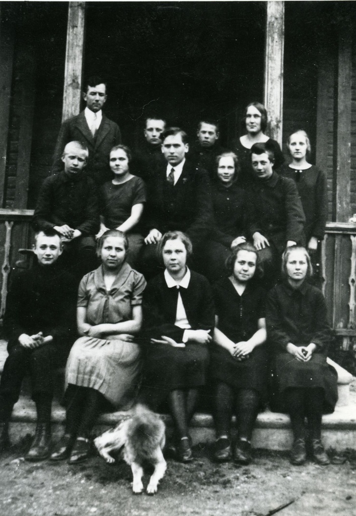 Karl Ristikivi's primary school end of June 1, 1927, Class VI. I row (left. ): 1. Karl Ristikivi, 2. Ksenja Sepp, 3. Teacher Mai Reedlich, 4. Alma