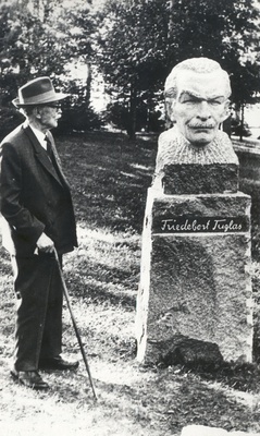 FR. In Tuglas 14th seventh 1967 in Uderna school park "granite with Tuglas"  duplicate photo
