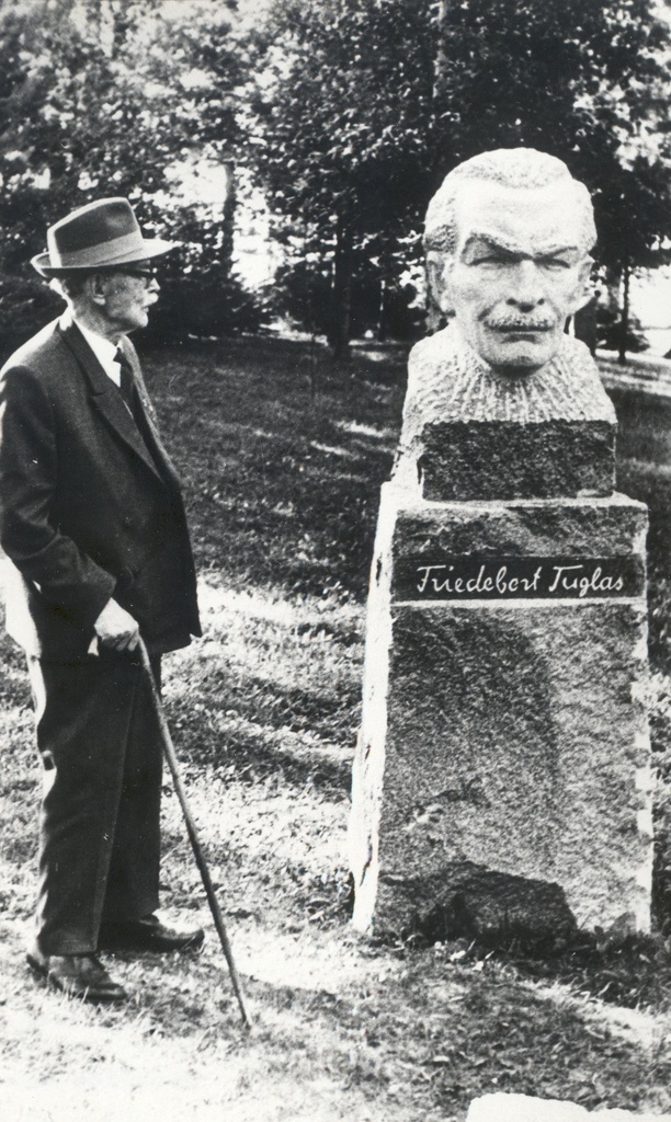 FR. In Tuglas 14th seventh 1967 in Uderna school park "granite with Tuglas"