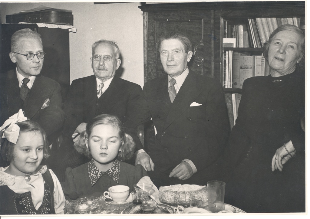 The 70th birthday of Johannes Aaviku in 1950. VAS. : Andrus Saareste, Gustav Suits, Johannes Aavik and Marie Under. Front vas. 2) Silvia, daughter of J. Aaviku
