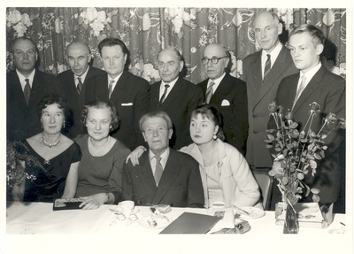 Johannes Aaviku's 80th birthday 1960. I. R. VAS. : 1) , 2) Aleksandra Aavik, 3) John Aavik, 4) Silvia Aavik, II r. VAS. : 1) Endel Krepp, 2) Tiitus, 3) Richard Indreko, 4) Paul Poom, 5) Paul Saagpak, 6) Reino Sepp  duplicate photo