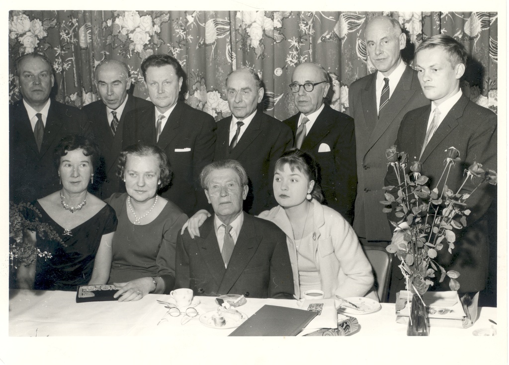 Johannes Aaviku's 80th birthday 1960. I. R. VAS. : 1) , 2) Aleksandra Aavik, 3) John Aavik, 4) Silvia Aavik, II r. VAS. : 1) Endel Krepp, 2) Tiitus, 3) Richard Indreko, 4) Paul Poom, 5) Paul Saagpak, 6) Reino Sepp