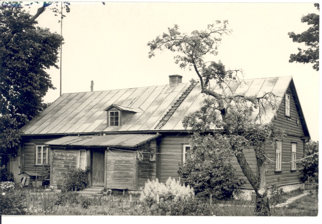 Johannes Aaviku residence in Kuressaare Vallimaa tn. 7 (by the courtyard)