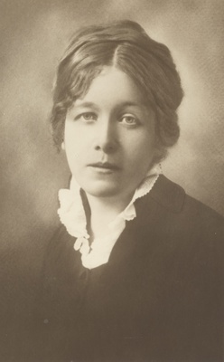 Under, Marie [1915. A.]  duplicate photo
