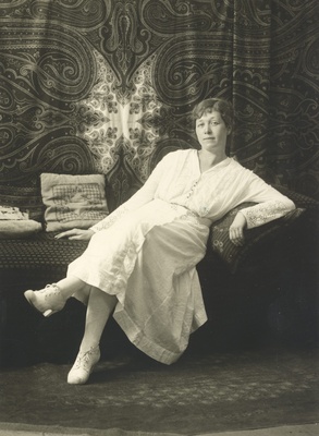 Under, Marie 1917. a.  similar photo