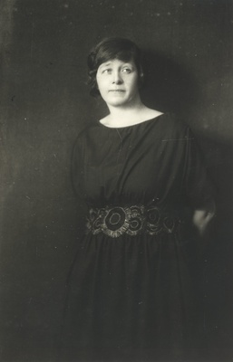 Under, Marie u. 1922. a.  duplicate photo