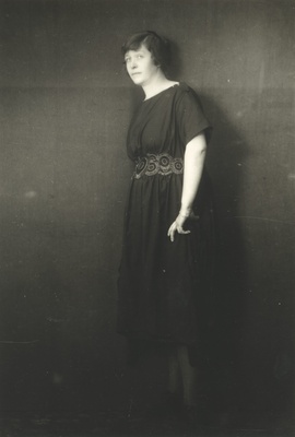 Under, Marie u. 1922. a.  similar photo