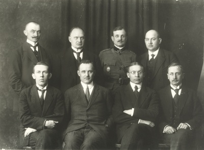 I rida: A. Tupits, J. Laidoner, J. Uluots, A. Jürima; II rida: A. Peet, K. Päts, J. Soots, J. Parik  duplicate photo