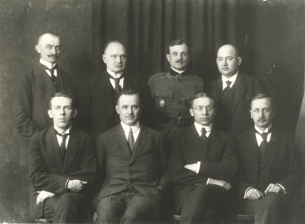 I row: a. Tupits, J. Laidoner, J. Uluots, a. Jürima; II row: a. Peet, K. Päts, J. Soots, J. Parik