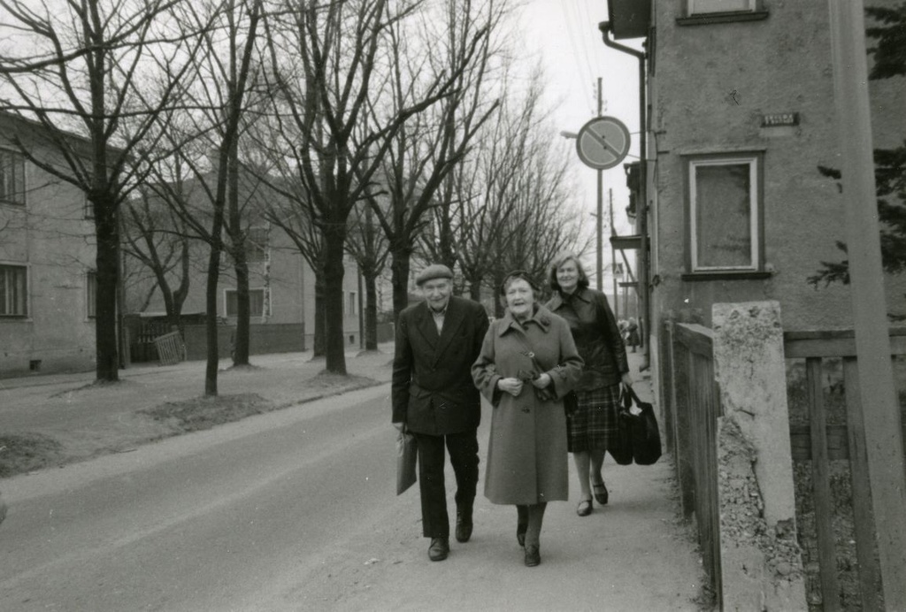 Valmar Adams, Eeva Niinivaara and Silvi Eilart in Tartu on the Taara puiesteel in 1983