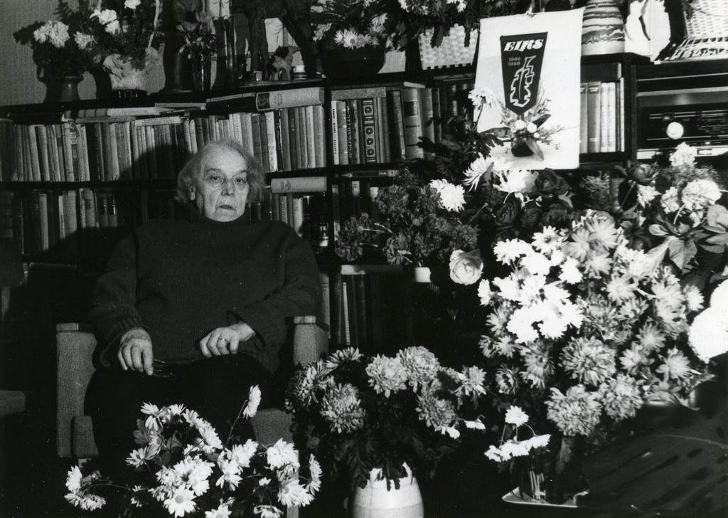Betti Alver at home in the middle of his 80th anniversary celebrations on November 25th, 1986.