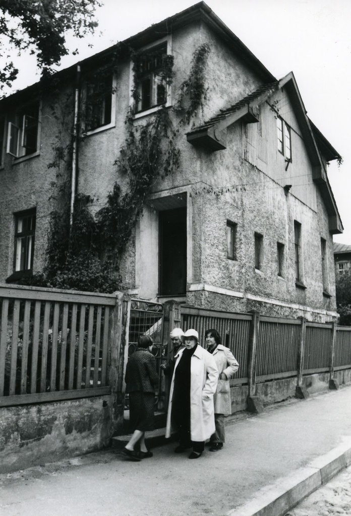 Betti Alver in his former residence in Tartu, Park Tn. 2. On the left Renate Tamm, on the right Velli Verev, on the back Linda Nigul. 1982 yr.