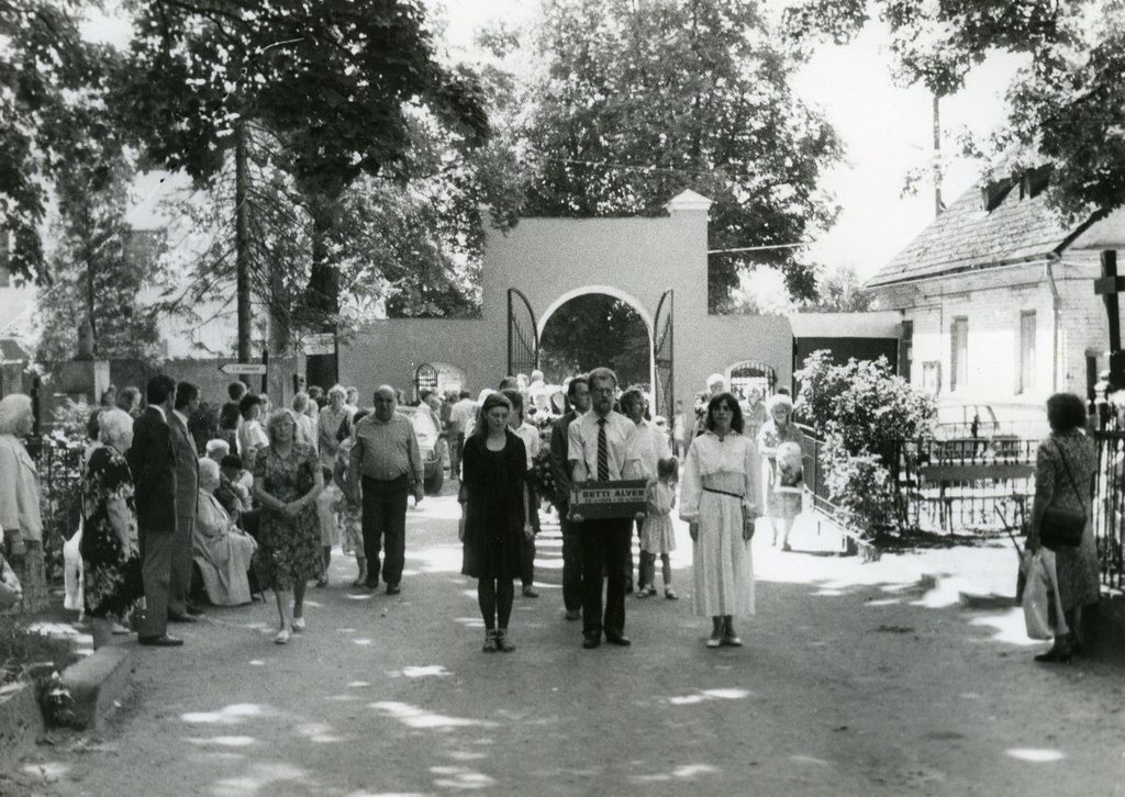 Betti Alver's funeral in the gates of Tartu Radio Raad on 23 June 1989. Sven Sildnik, on the left Ülle Kahusk, on the right Valeria Ränik