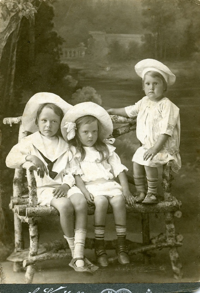 Heiti, Hella and Ilmari Winter Pärnu, 1911