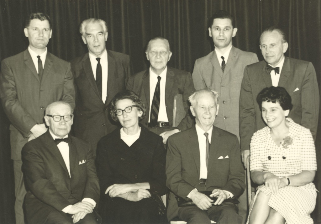 I r. vas. H. Compus, s. Ekbaum, K. Ast, a. Willmann, II r. vas. H. Asi, a. Rannit, a. Oras, e. Krants, e.V. During the Congress of the Saks Pen Club, the Estonian House of New York in 1966.