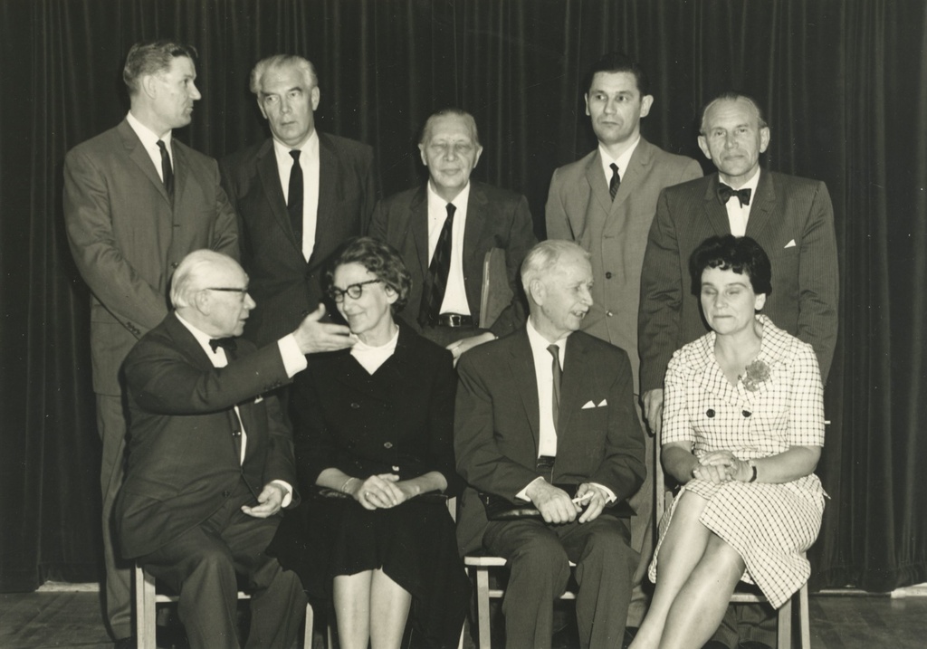 I r. vas. H. Compus, s. Ekbaum, K. Ast, a. Willmann, II r. vas. H. Asi, a. Rannit, a. Oras, e. Krants, e.V. During the Congress of the Saks Pen Club, the Estonian House of New York in 1966.