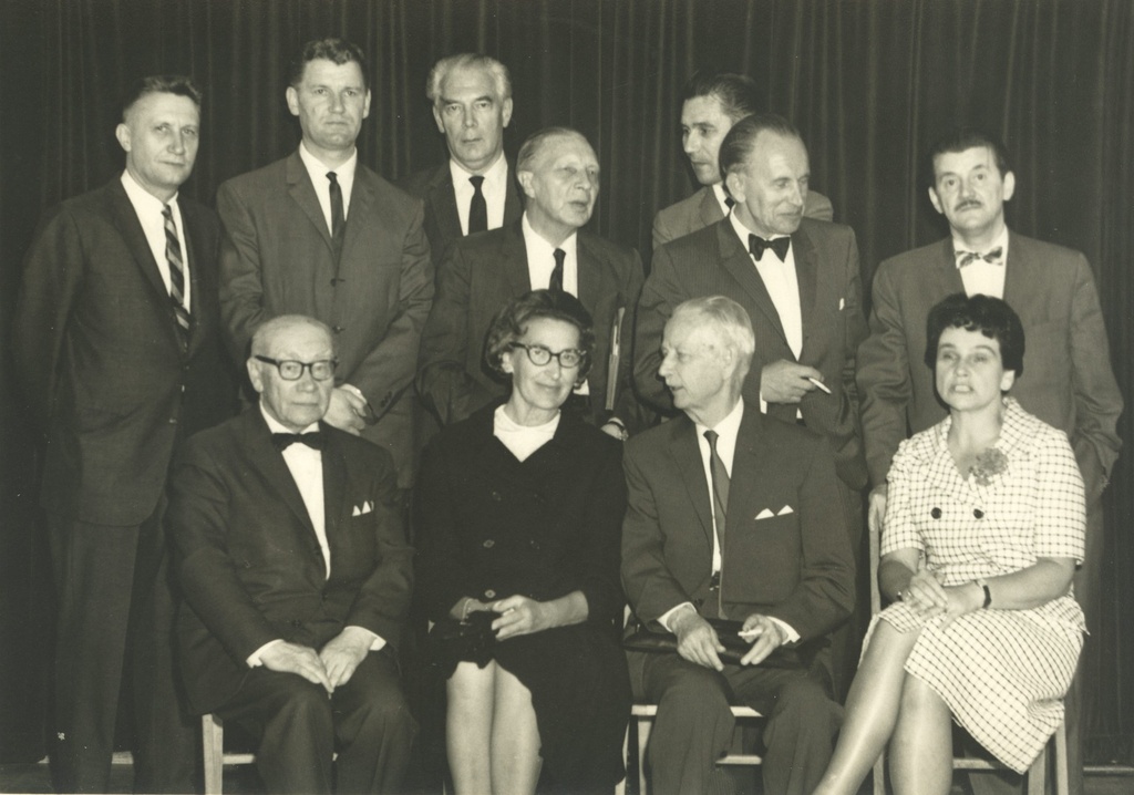 I row vas. : Hanno Compus, Salme Ekbaum, Karl Ast, Asta Willmann, II row vas. : Harri Asi, Aleksis Rannit, Ants Oras, Eduard Krantz, Edgar Valter Saks at the PEN Congress in New York in 1966