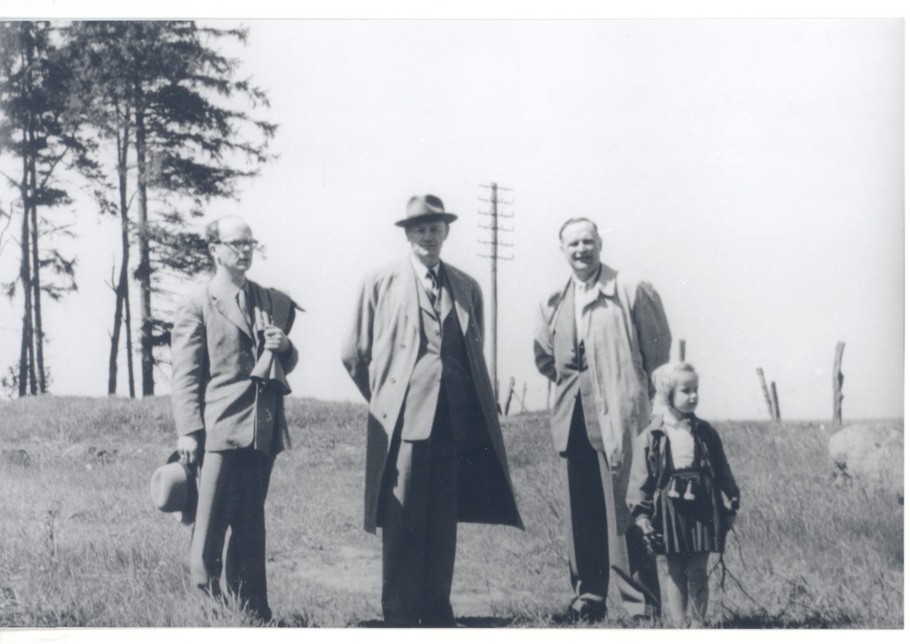 August Gailit, Arvo Mägi, Valev Uibopuu and Eeva Merike Kangro on the exit of Skanes