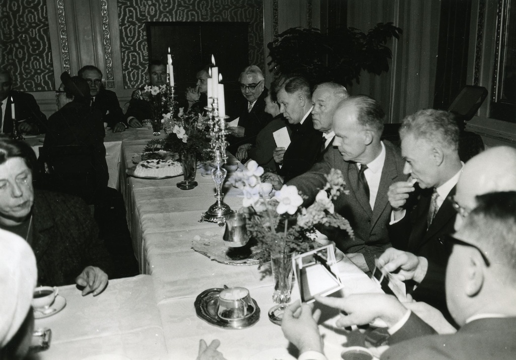 Christmas Eve of the Estonian Committee in 1969? VAS. 2. Adelaide Lemberg, 5. Heinrich Mark, 6. Reino Sepp, 7. Johannes Oskar Lauri, 9. Theodor Künnapas, 10. Artur Reintam, 11. Arvo Mägi, 12. Karl Ristikivi