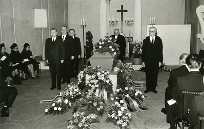 The funeral of John Aaviku 7.4.1973. Front vas. 1. Heinrich Mark, par. Front Karl Ristikivi  duplicate photo