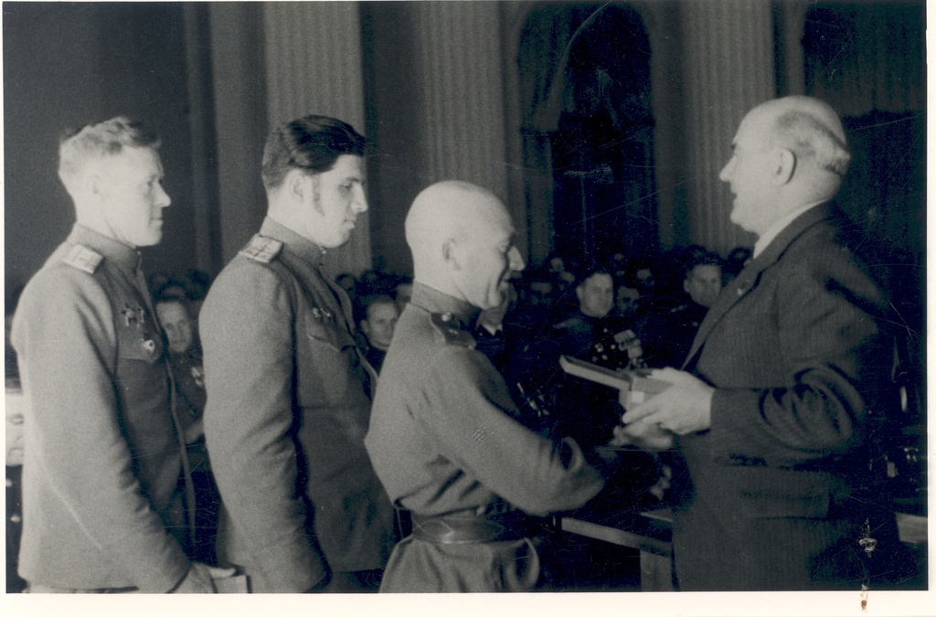 Johannes Vares-Barbarus Sharing Orders in the Kremlin