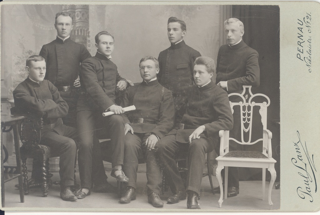 Johannes Vares-Barbarus (in the middle) during the secondary school with his associates