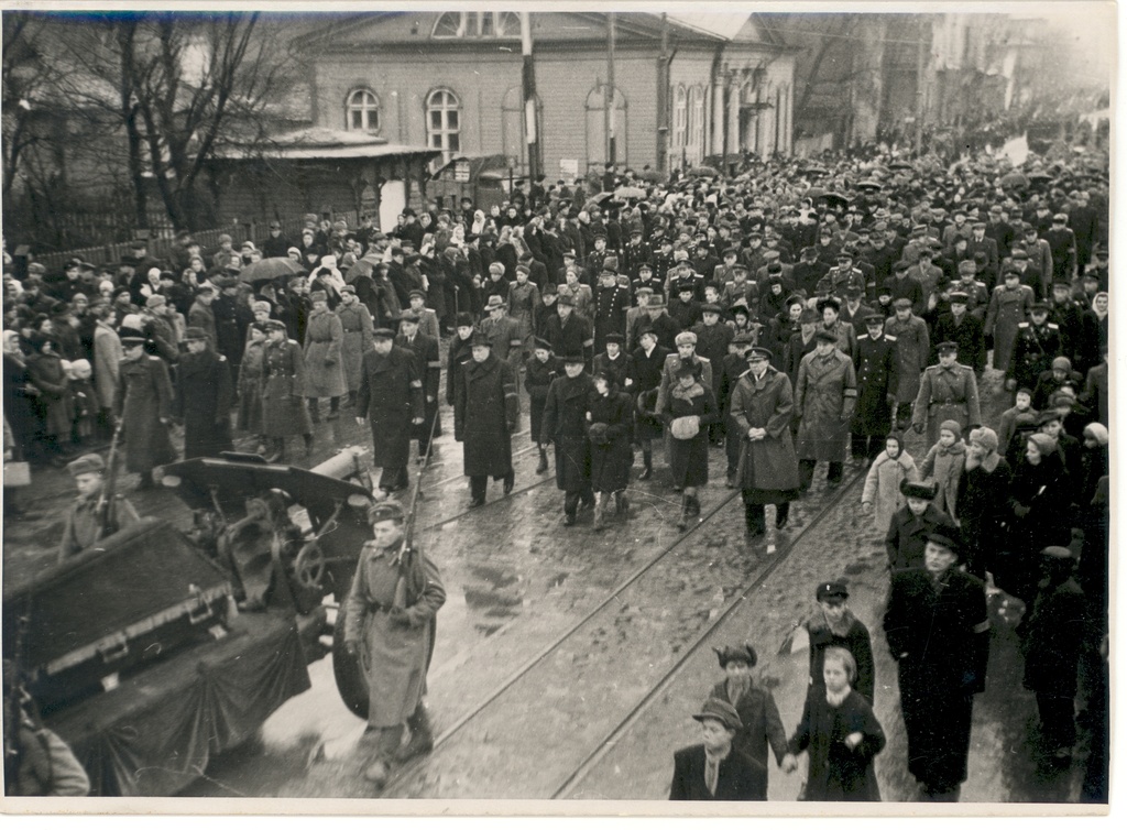 J. Vares-Barbaruse funeral in Tallinn, Narva mnt. Tomp's dance at the crossing point. Corner