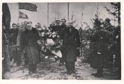 Hans Heidemann's resettlement in Tartu in 1940, J. Vares-Barbarus wearing the right fracture.  duplicate photo