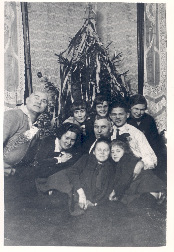 J. Barbarus Pärnus (31. XII 1926) with relatives