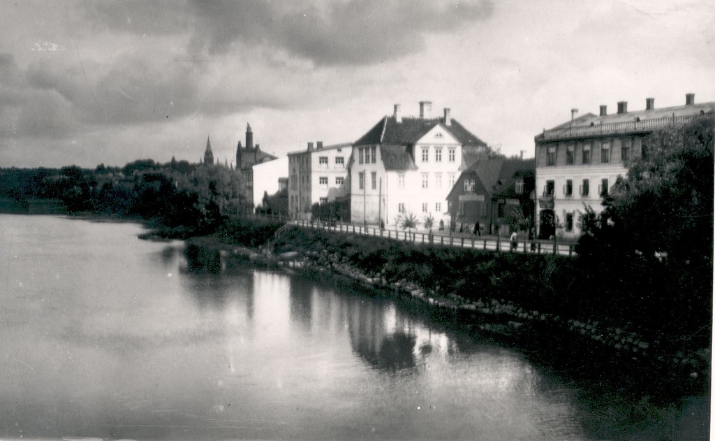 Tartu. Emajõe on the left. In the middle of h. Treffner school house.