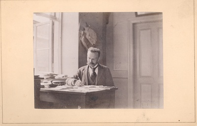 K. e. Sööt in his business in Tartu, Aleksandri tn. 5, 1901  duplicate photo