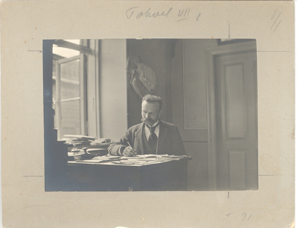 K. e. Sööt in his business (in the office of the book store and printing house) in Tartu, Aleksandri tn. 5, 1901
