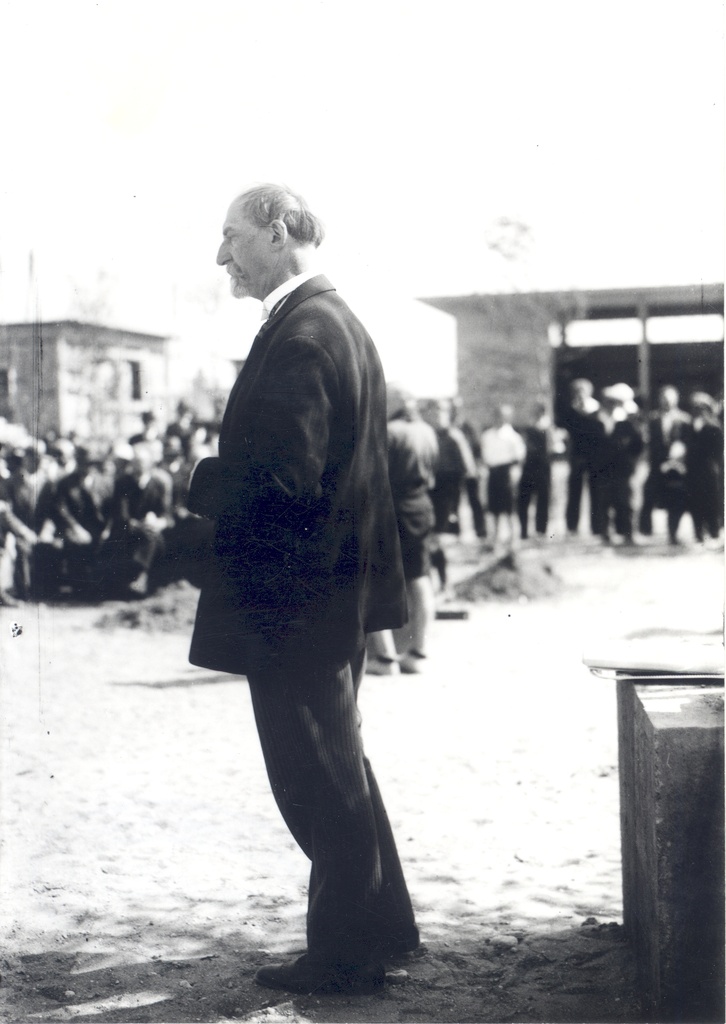 Jaan Tõnisson speaks at the opening of Tartu Exhibition Hall