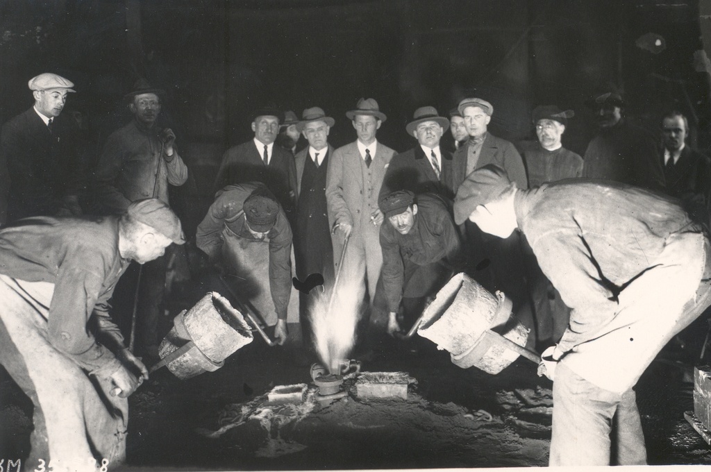 Tartu. FR. Casting the memorial pillar of R. Faehlmann