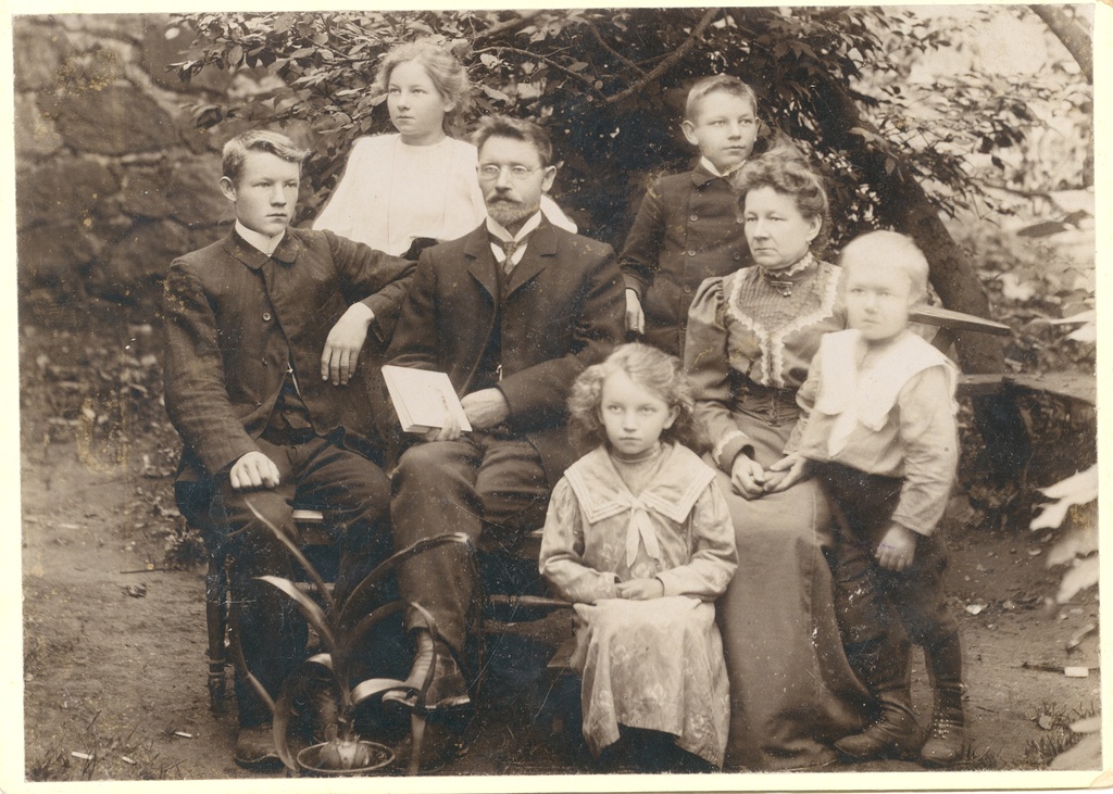 Jakob Liiv with family