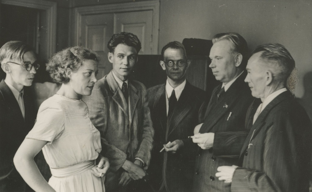 The conference of Estonian Soviet writers in 1947 e. Päll converses with Tartu's writers. VAS. : 1. L. Anvelt, 2. A. Weight, 3. F. Kotta, 4. K. Taev, 5. E. Pull, 6. E. Mouse