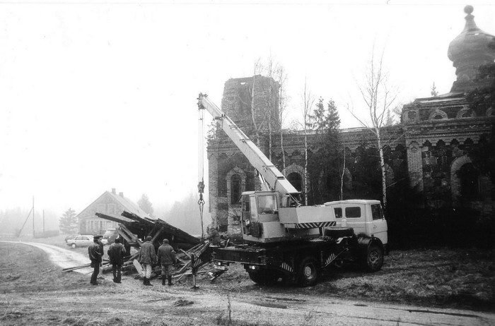 Removal of the tower of the evil apostle-righteous church on 9 April 1994.