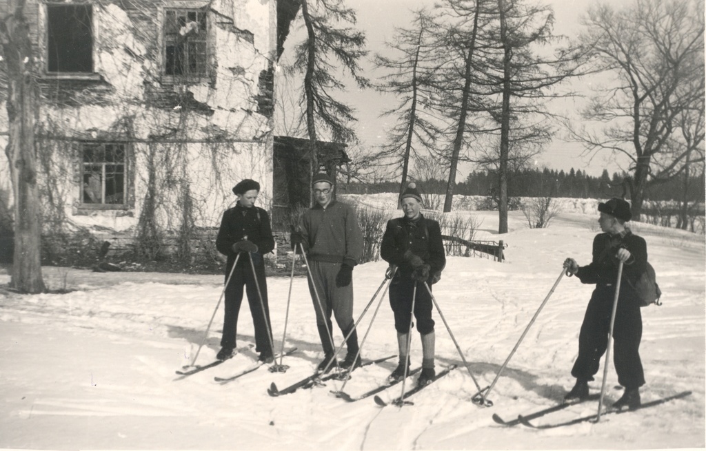 Participants from the ski trip to Väike-Maarja high school in Ao Manor (new building)