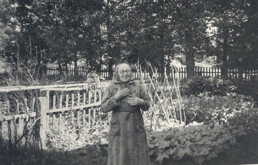 O. Munther house in Aluperes. At the forefront of the writer's brother-girl Marie Laissaar