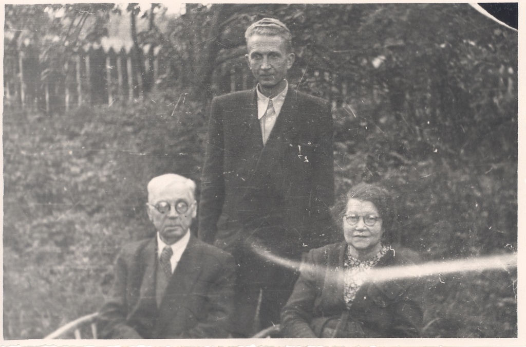Mait Metsanurk with her husband and Ed. Rose 19. VIII 1957 Viljandi